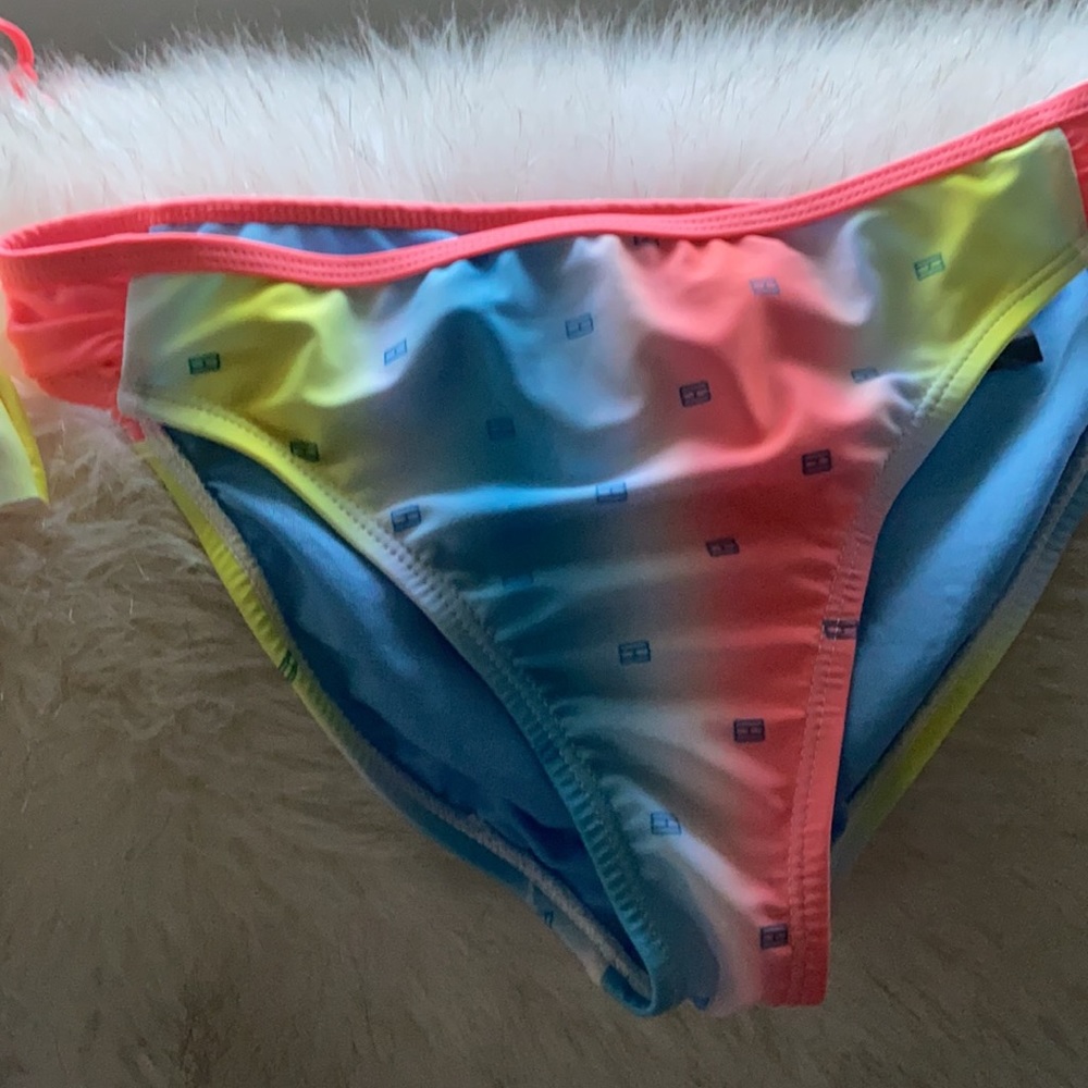 Bikini - Picture 2 of 4